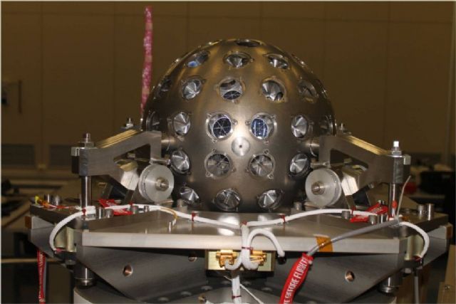 Il satellite LARES montato sul sistema di separazione